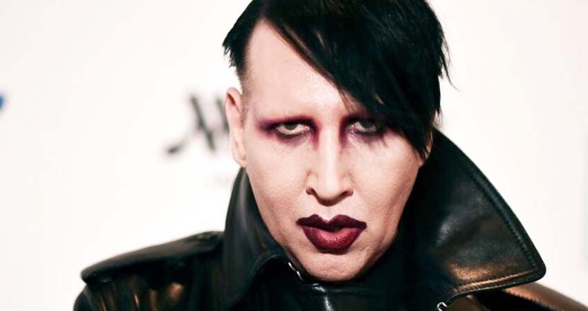 Acusan a Marilyn Manson de escupir y soplar mocos a camarógrafa
