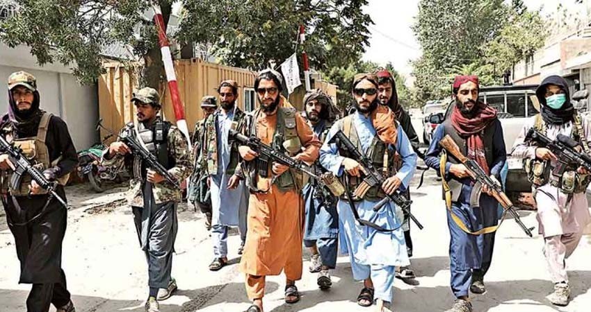 Con fusil en mano, talibanes ponen a civiles a trabajar