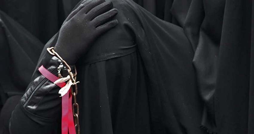 Talibanes matan a mujer por no usar burka; habían prometido respetar derechos