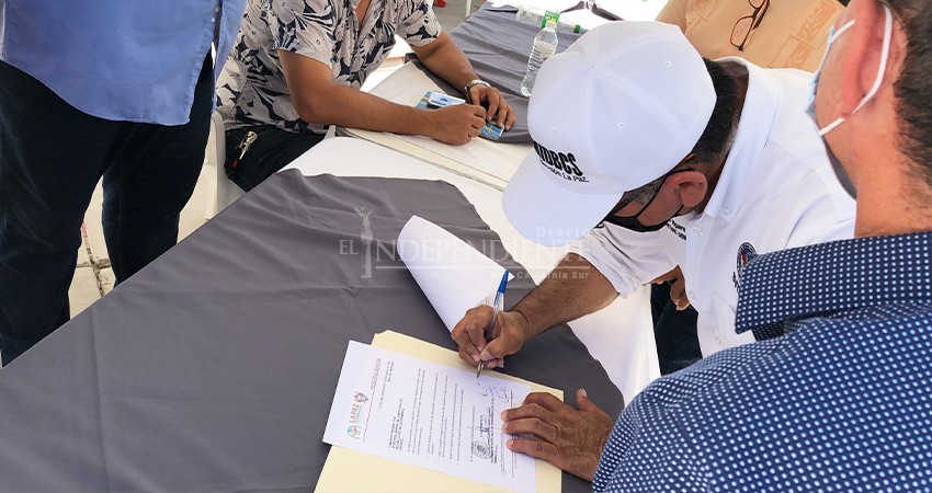 Reaparece Rubén Muñoz para disuadir manifestación de burócratas