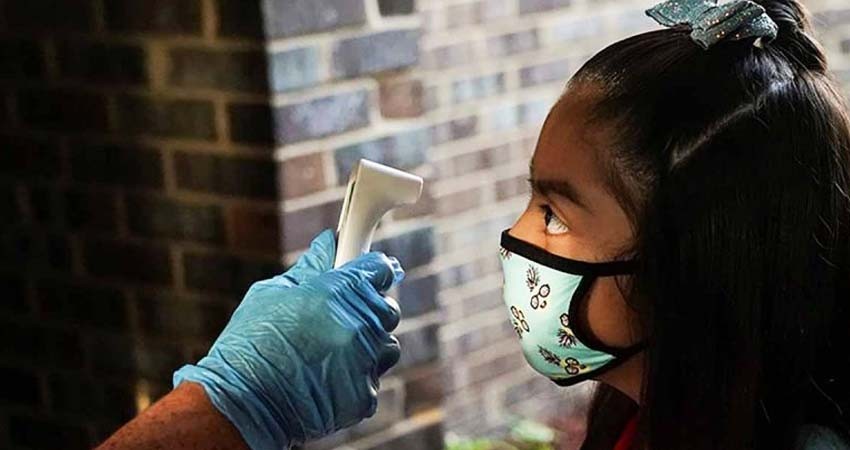 Escuelas en EU revierten clases presenciales por COVID; hay contagios