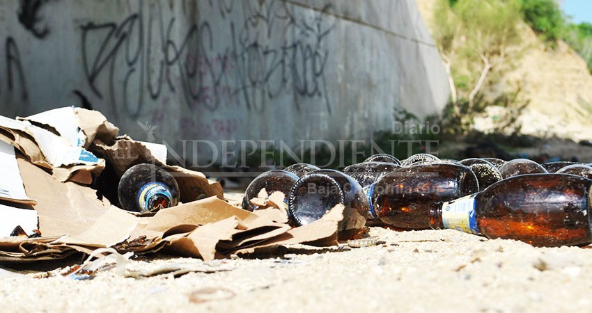 Borrachos y basura: escena que se repite bajo el puente de Santa Anita