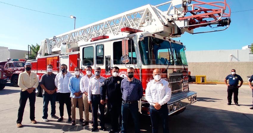 Entrega patronato carro-escalera al Heroico Cuerpo de Bomberos de La Paz