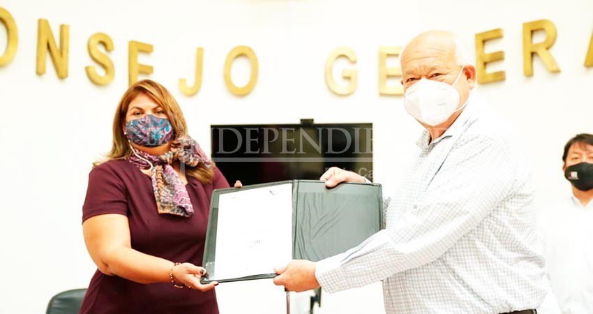 Entrega IEE constancia de validez de elección a Víctor Castro Cosío