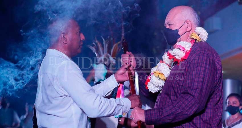 Entregan pueblos indígenas bastón de mando al gobernador