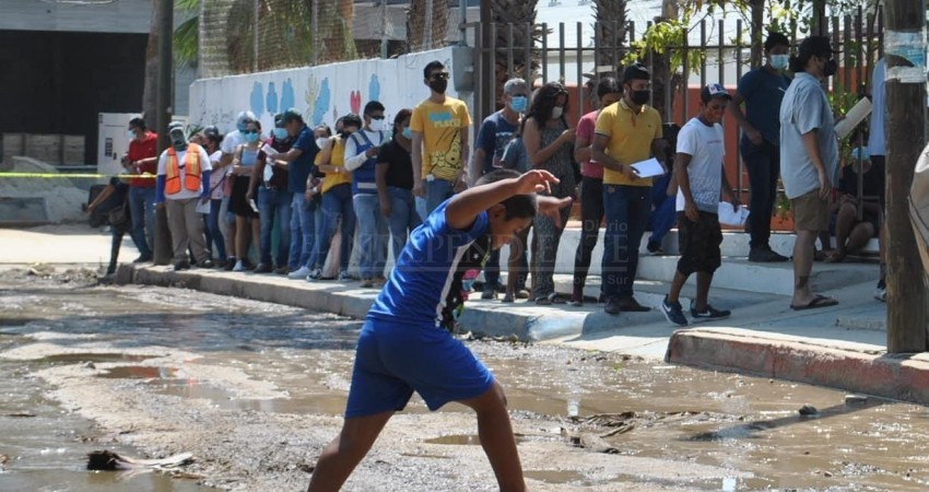 Entre ríos de aguas negras reinició la jornada de vacunación anticovid 
