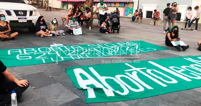 Marchan mujeres cabeñas en favor de la legalización del aborto en BCS