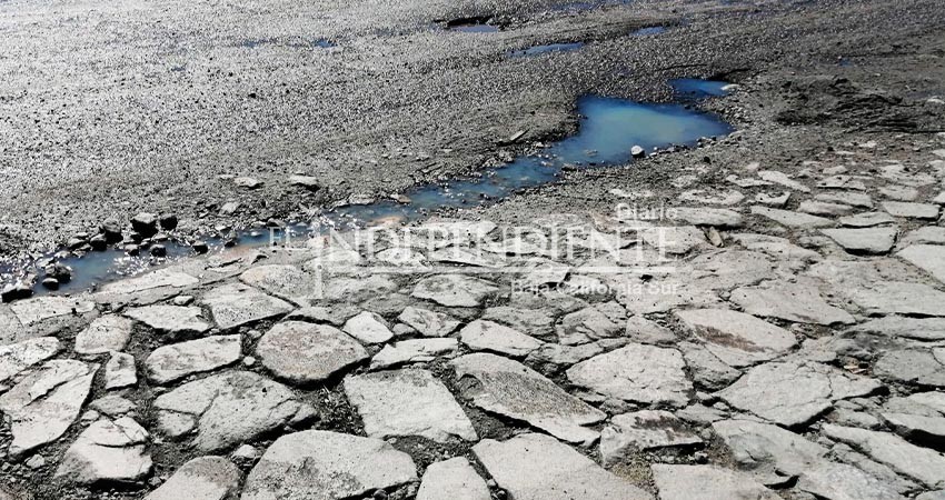 Enorme bache provoca ruptura de tubería y derrame de aguas