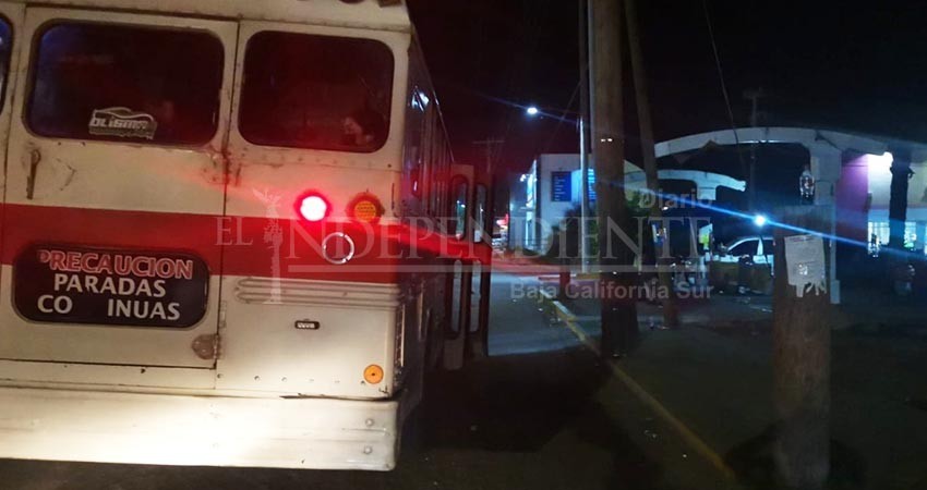 Denuncian usuarios que transporte público en Los Cabos no cumple con su jornada completa