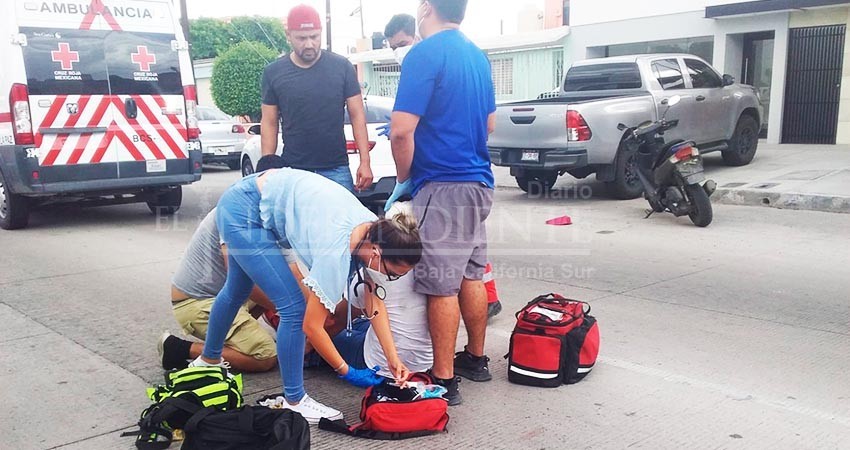 Por descuidado motociclista choca por alcance contra automóvil