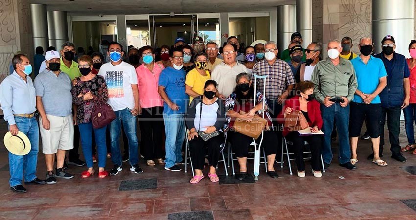 Burócratas en retiro piden al gobernador mejoras en jubilación y pensiones