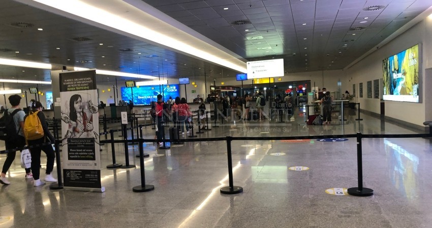 Reconoce Sectur lentitud en los servicios migratorios de aeropuertos como el de Los Cabos
