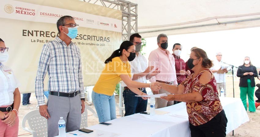 Entrega Ayuntamiento e INSUS escrituras en colonias de La Paz 