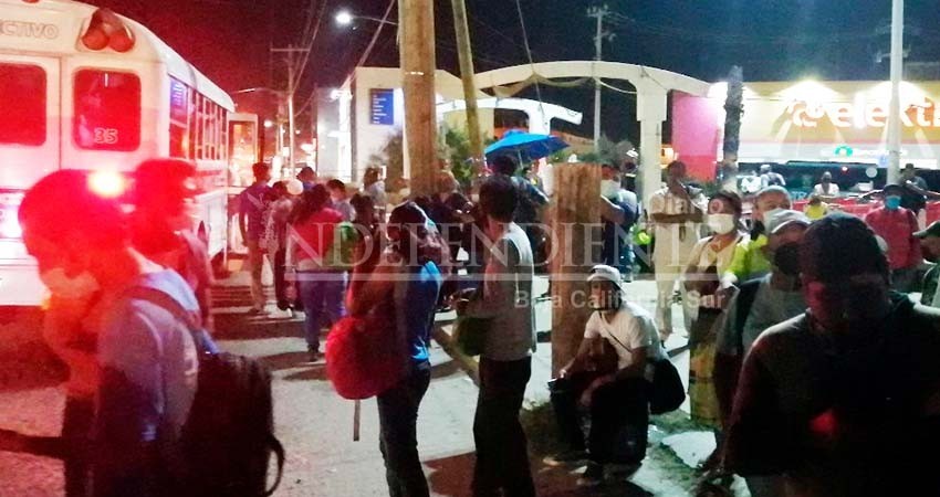 Transporte público de Los Cabos ya no se da abasto; usuarios reportan hasta 1 hora de espera 