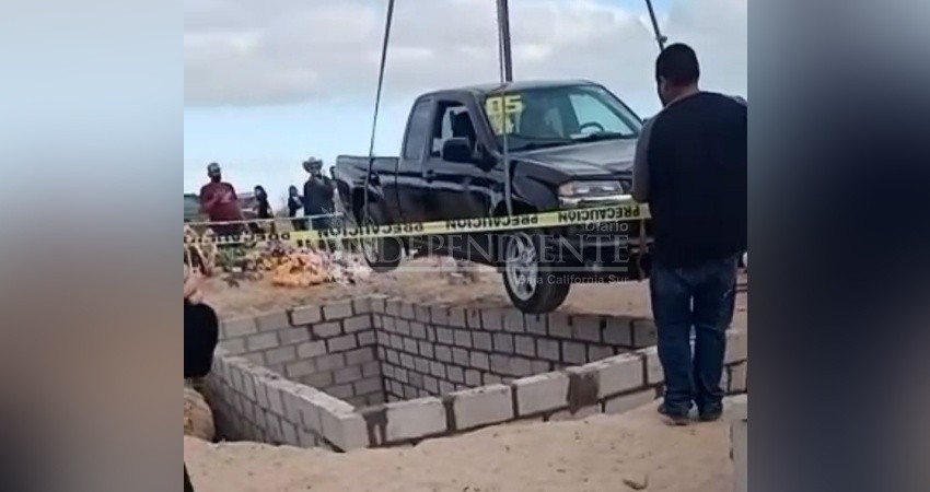 Tras fallecer, lo enterraron en su carro favorito