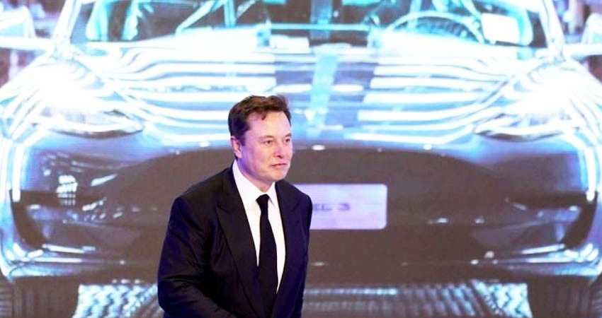 Musk sí debe vender acciones de Tesla, según encuesta en Twitter