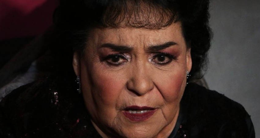 Carmen Salinas está con respiración asistida, informa su nieta