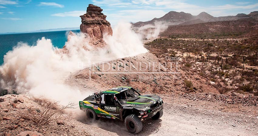 Avanzan a la meta los 320 equipos de la Internacional carrera Baja Mil