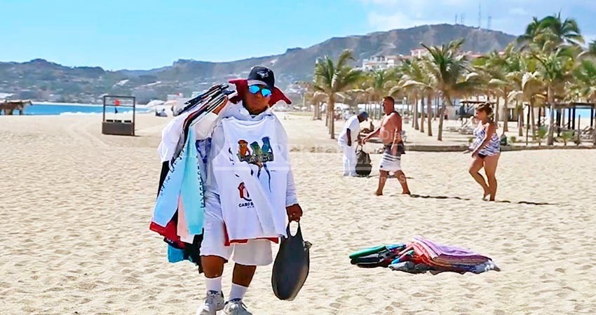 Playas de Los Cabos están rebasadas por más del 200% de su capacidad por vendedores ambulantes 