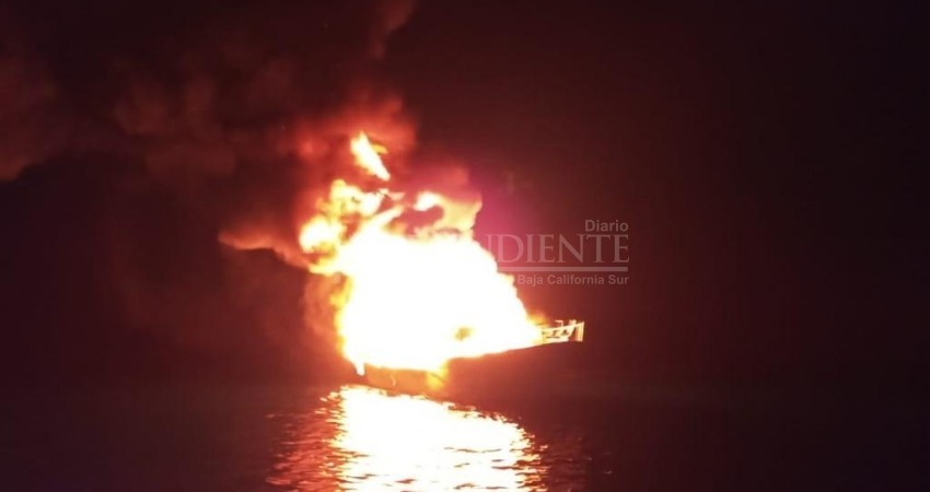 Se incendia embarcación en la bahía de Cabo San Lucas