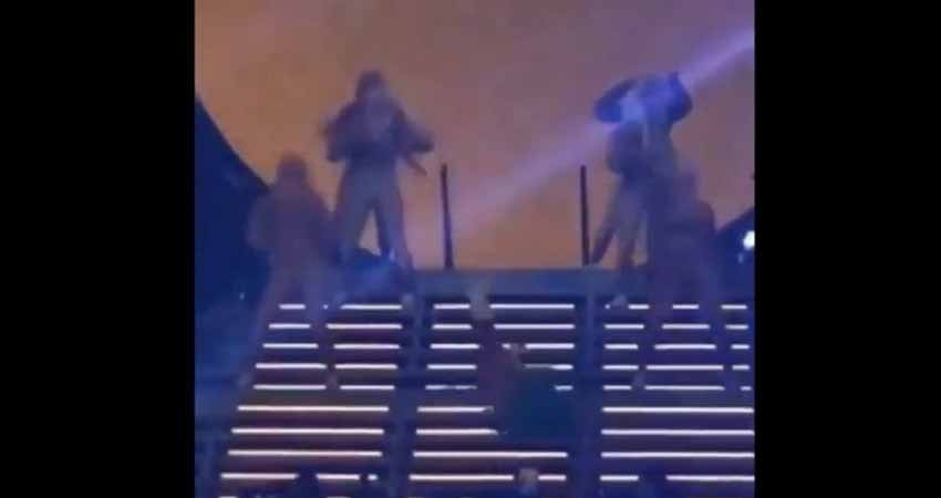 Karol G cae estrepitosamente en el escenario en pleno concierto