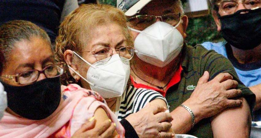 Alistan vacuna de refuerzo contra covid-19 para abuelitos