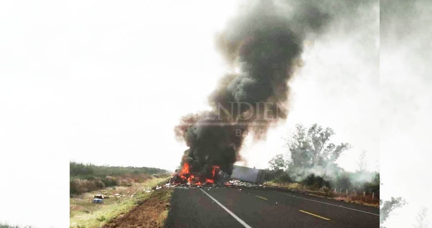 Mueren dos personas en choque entre un tráiler y un camión