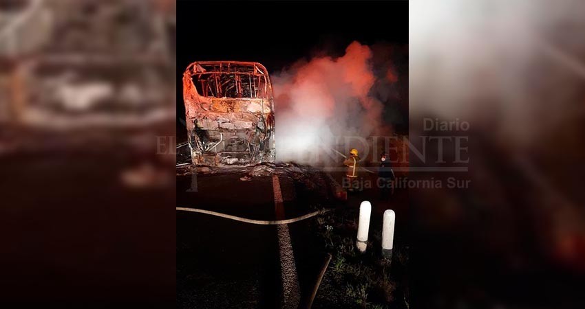 Se incendia autobús en Mulegé; pasajeros salvan la vida 