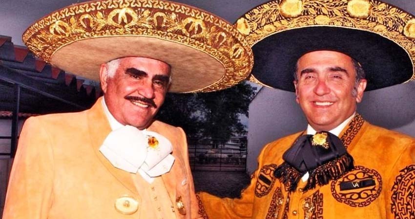 Vicente Fernández "está grave", informa su hijo; pide oraciones por su padre