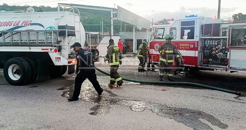 Voraz incendio consume embarcación  con sus aditamentos en La Paz 