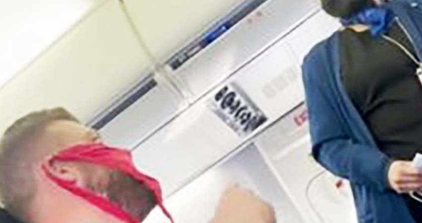 Bajan a pasajero de avión por llevar ropa interior como cubrebocas