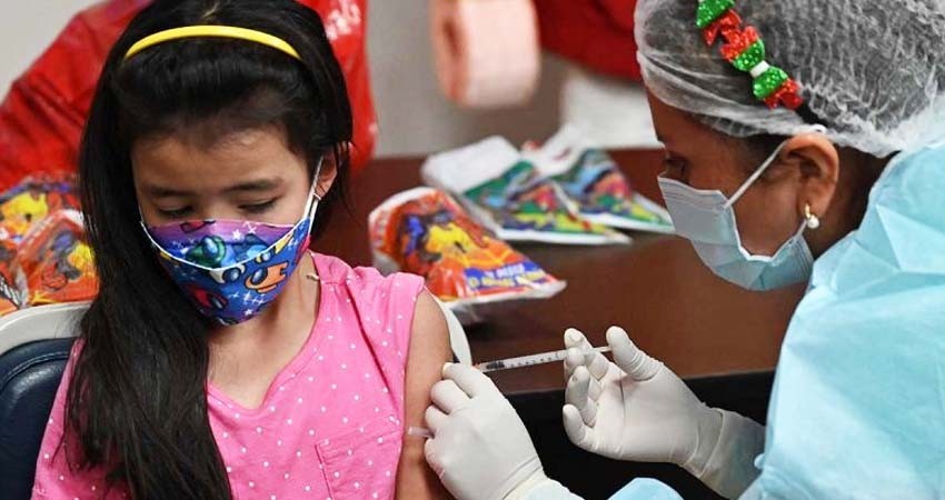 Pfizer probará tercera dosis de vacuna covid para niños menores de 5 años