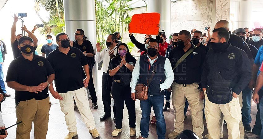 Nos secuestraron en nuestra oficina para no protestar por bono navideño: Trabajadores SSPE