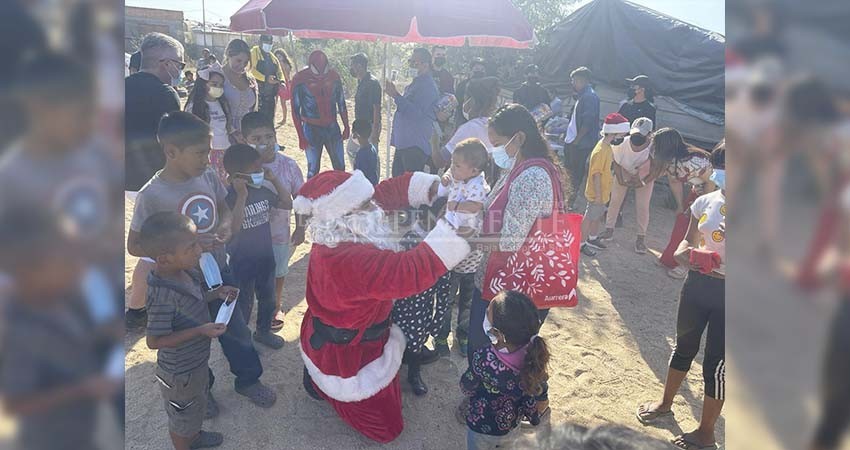 Cenas y juguetes reciben familias de escasos recursos por parte de empresarios esta navidad