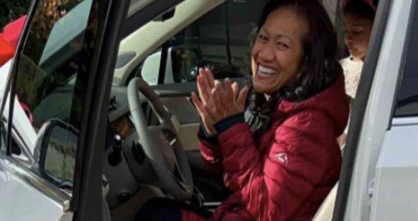 ‘La Roca’ sorprende a su mamá con lujoso regalo de Navidad