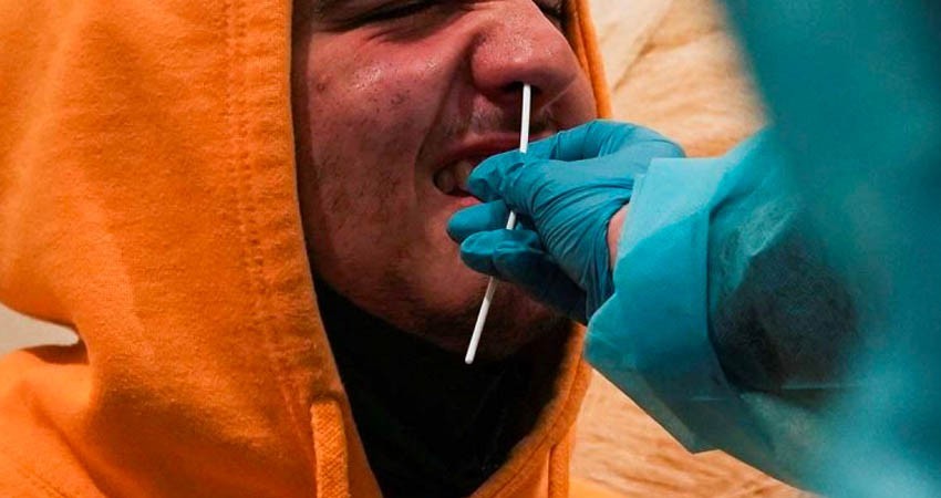 Variante Ómicron tienen riesgo de contagio "muy elevado", alerta la OMS