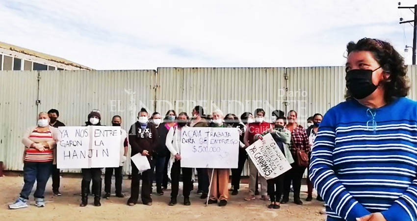 Con peculiar manifestación insisten calamareras en indemnización tras dos décadas de lucha