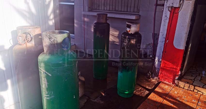 Explosión de tanque de gas genera incendio en cafetería frente al IMSS 