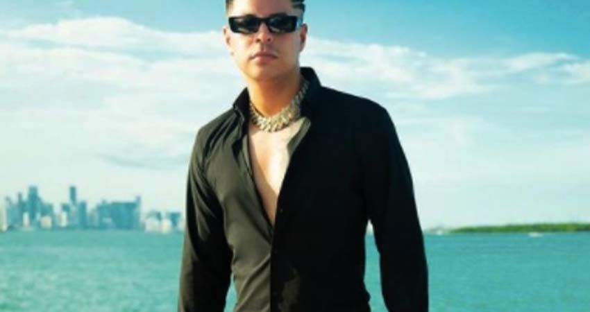 Hospitalizan a Eduin Caz, vocalista de Grupo Firme, y fans se burlan