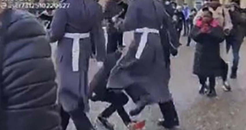 Guardias británicos atropellan a niño que se atravesó en plena marcha
