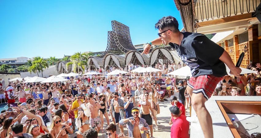 Por rebasar aforos permitidos cancelaron y clausuraron evento masivo en el club Omnia