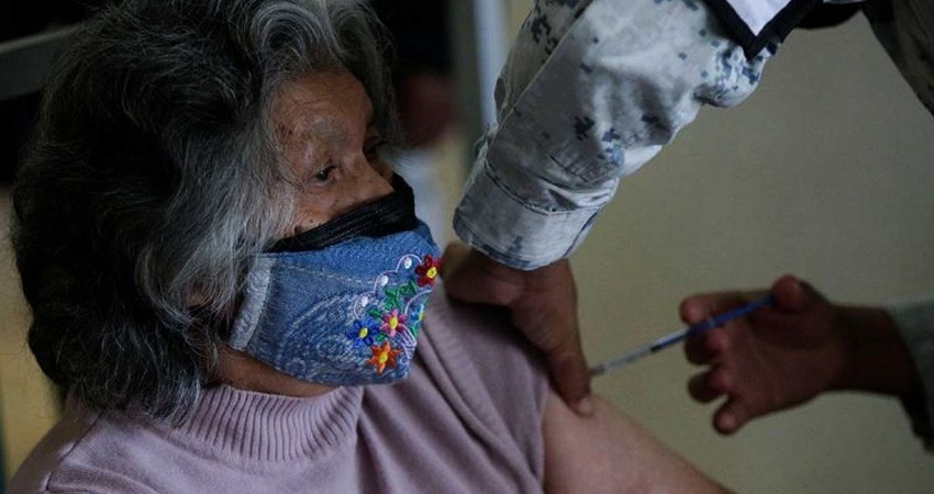 ¿Con qué frecuencia debe aplicarse un refuerzo de vacuna covid? Esto dicen expertos