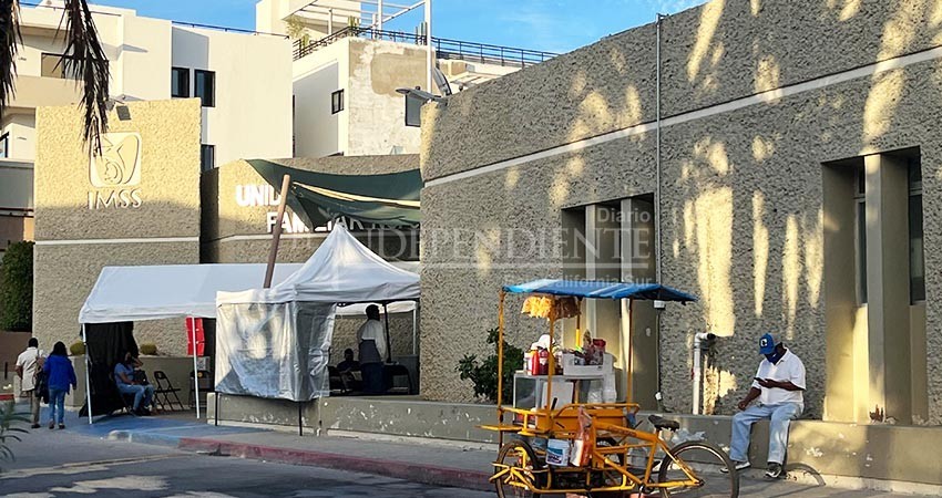 Hasta 5 horas pasan pacientes con Covid-19 en el IMSS tramitando su incapacidad