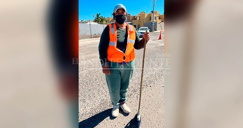 Ciudadana tapa baches para reconstruir patrimonio que perdió en incendio 