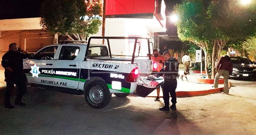 Delincuente amenaza con cuchillo a empleado para robar comercio 