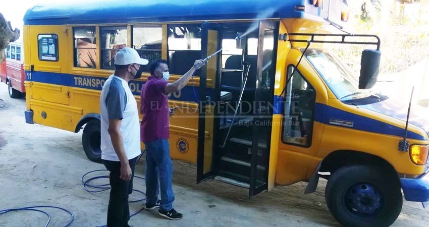 Sanitizan unidades de transporte público para seguridad de los usuarios 