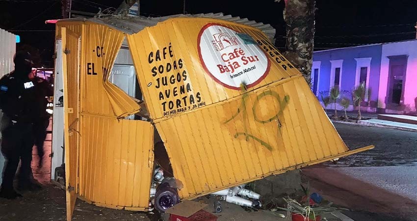 Buscan  a conductor de camioneta que destrozó puesto semifijo en La Paz