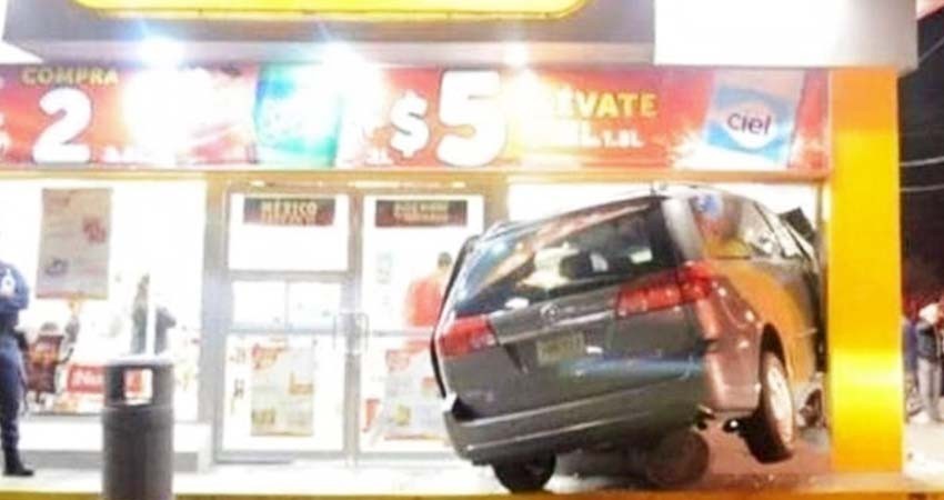 Hasta contra una tienda Oxxo, dentro de los choques de vehículos el fin de semana