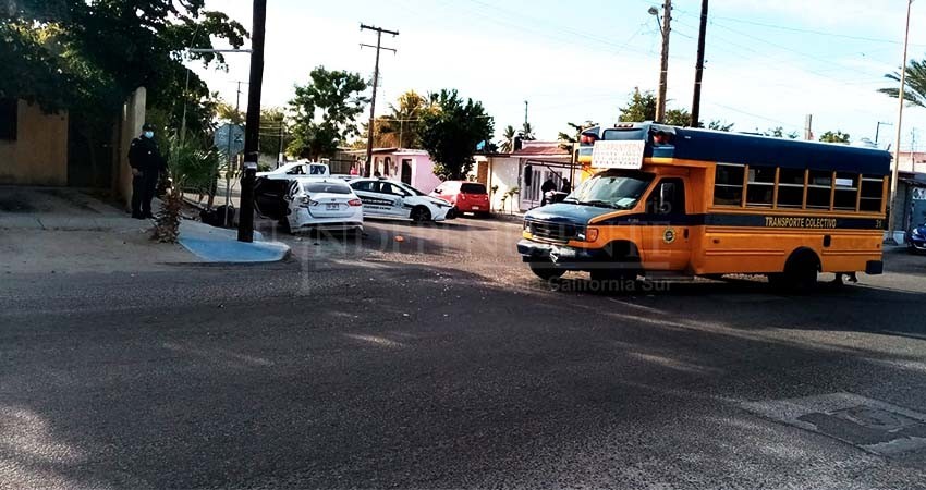 Cuatro lesionados y casi 200 mil pesos en daños, deja choque de automóvil contra microbús en La Paz