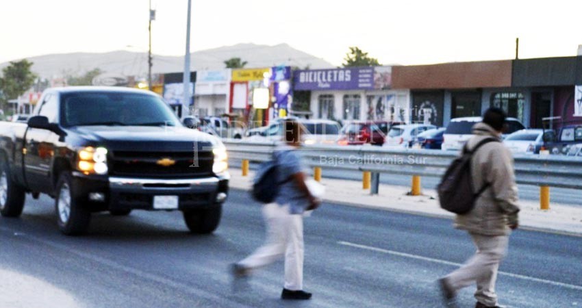 Ciudadanos cabeños arriesgan la vida al  negarse usar el cruce peatonal